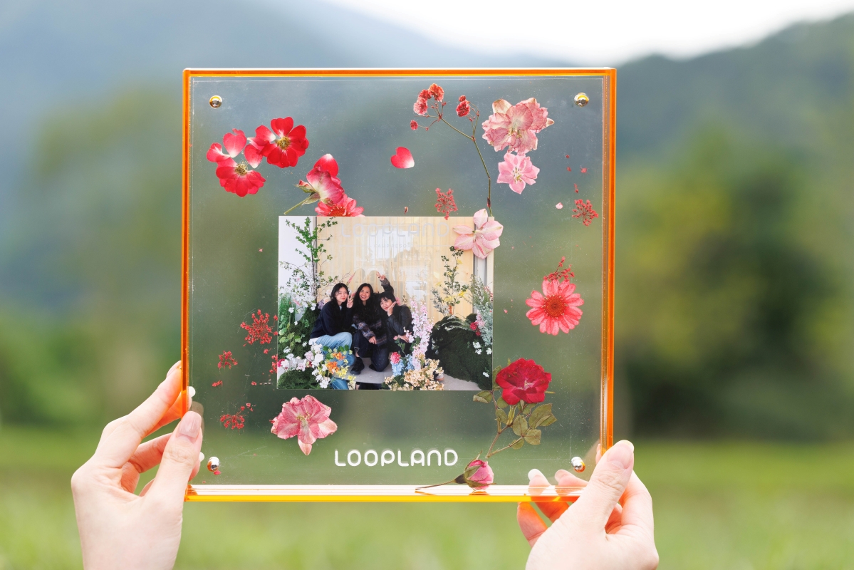 「花影照相館」親手製作乾燥壓花相框。(圖片提供:LOOPLAND) 「花影照相館」親手製作乾燥壓花相框。(圖片提供:LOOPLAND)