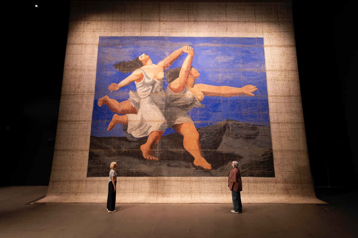 Pablo Picasso, Le Train Bleu front stage cloth, 1924 © The estate of Pablo Picasso(圖片來源:V&A、攝影:David Parry/PA Media Assignments.) Pablo Picasso, Le Train Bleu front stage cloth, 1924 © The estate of Pablo Picasso(圖片來源:V&A、攝影:David Parry/PA Media Assignments.)