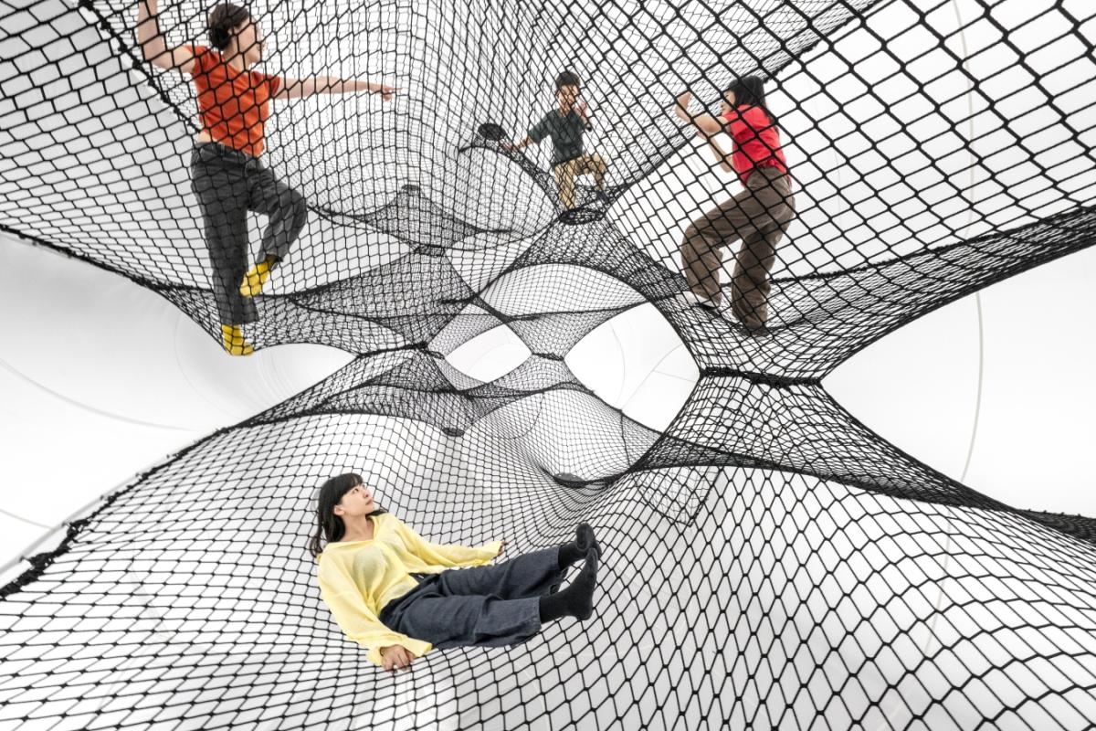 走進作品《Net Taichung》,感受作品結構隨著觀者穿梭、躍動而律動著。(圖片提供:勤美術館、攝影:楊承) 走進作品《Net Taichung》,感受作品結構隨著觀者穿梭、躍動而律動著。(圖片提供:勤美術館、攝影:楊承)