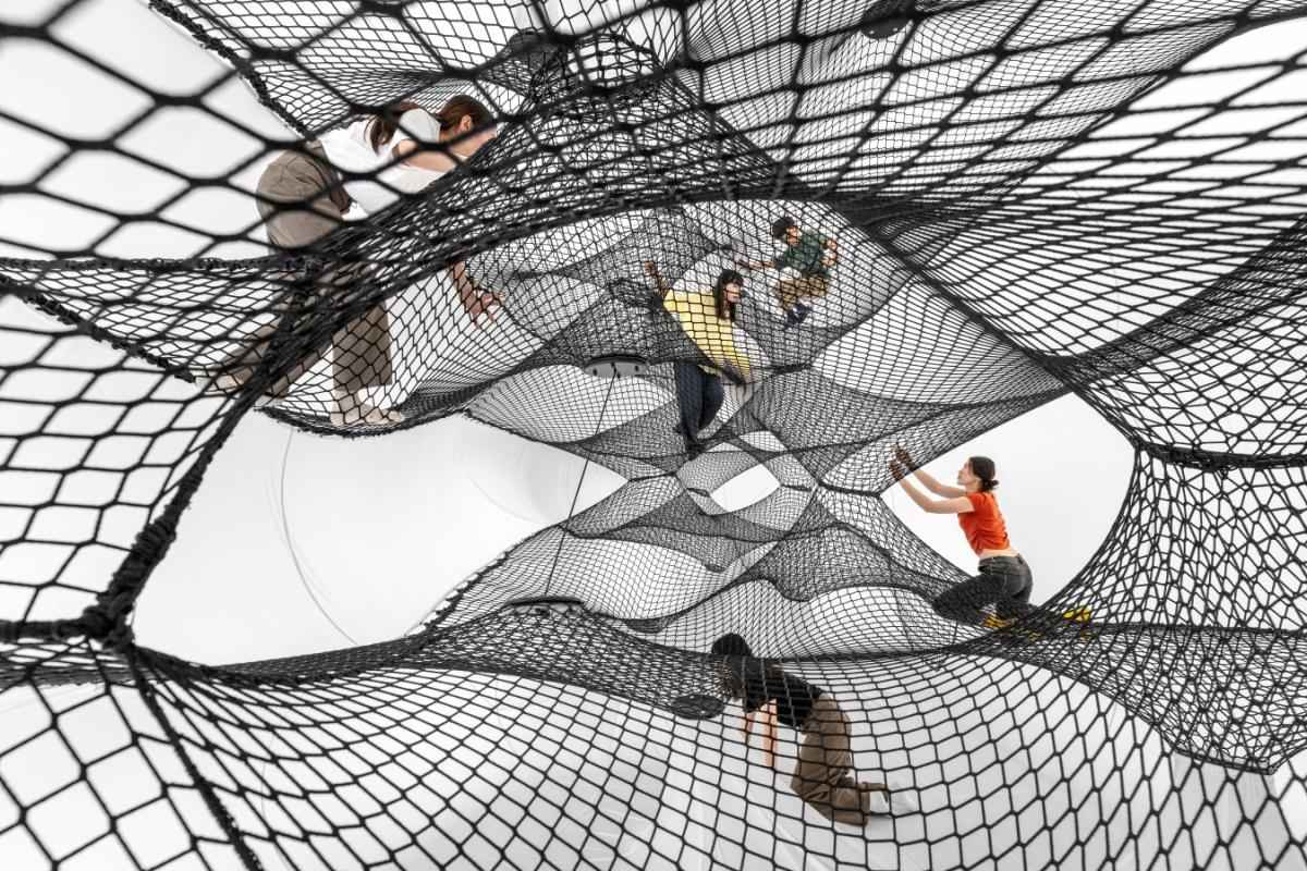 作品《Net Taichung》讓觀眾穿梭於層層堆疊的空間,成為作品的一部份。(圖片提供:勤美術館、攝影:楊承) 作品《Net Taichung》讓觀眾穿梭於層層堆疊的空間,成為作品的一部份。(圖片提供:勤美術館、攝影:楊承)
