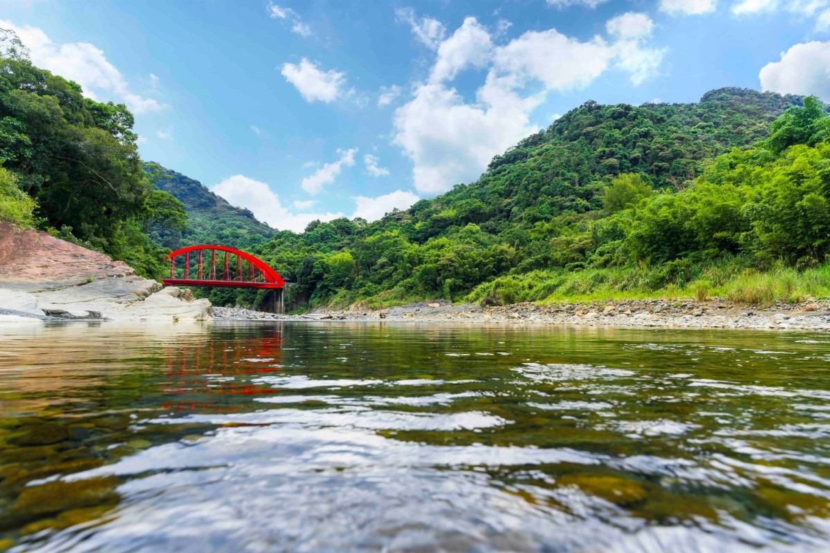 烏來紅河谷匯聚南勢溪與加九寮溪。(圖片提供:雲品國際) 烏來紅河谷匯聚南勢溪與加九寮溪。(圖片提供:雲品國際)