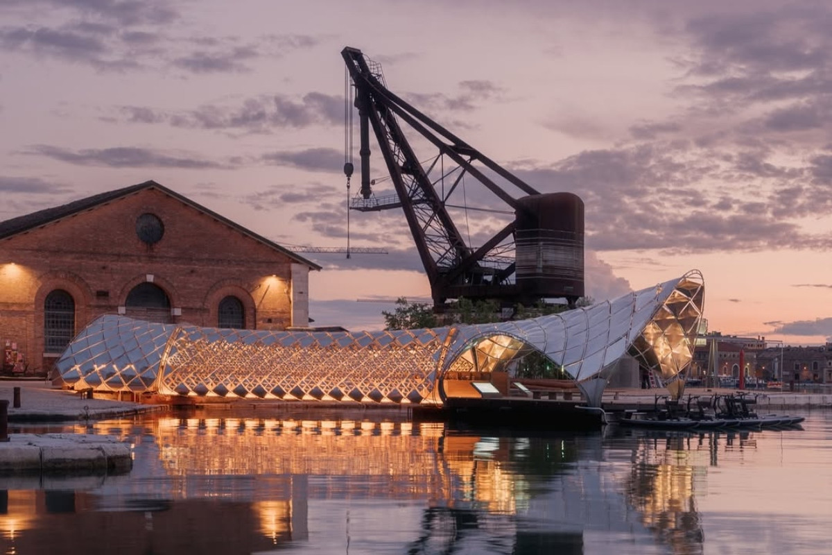 威尼斯水道之門夜景。(圖片來源:Instagram @normanfosterfdn) 威尼斯水道之門夜景。(圖片來源:Instagram @normanfosterfdn)