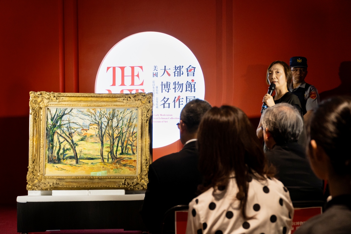 展覽學術顧問曾少千教授介紹「布豐莊園附近的樹木與房舍」畫作(圖片提供:時藝多媒體) 展覽學術顧問曾少千教授介紹「布豐莊園附近的樹木與房舍」畫作(圖片提供:時藝多媒體)