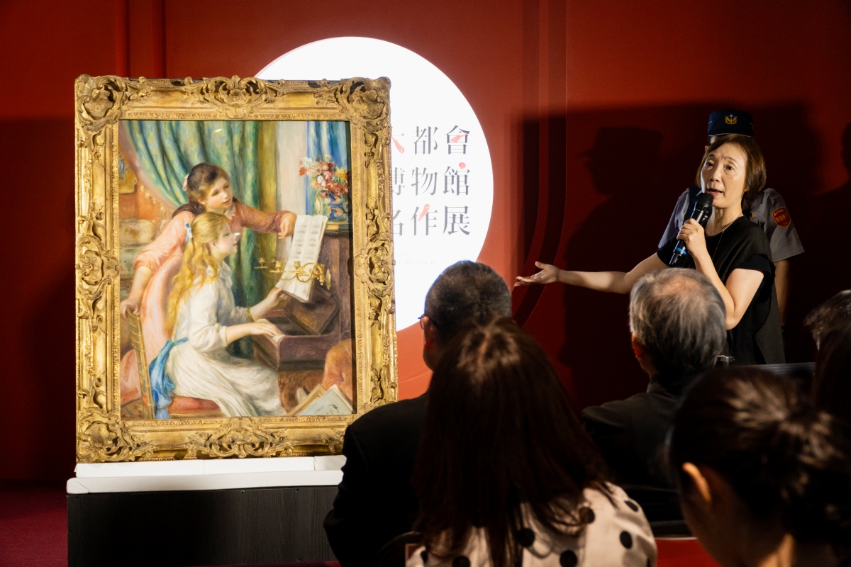 展覽學術顧問曾少千教授介紹「彈鋼琴的兩位少女」畫作(圖片提供:時藝多媒體) 展覽學術顧問曾少千教授介紹「彈鋼琴的兩位少女」畫作(圖片提供:時藝多媒體)