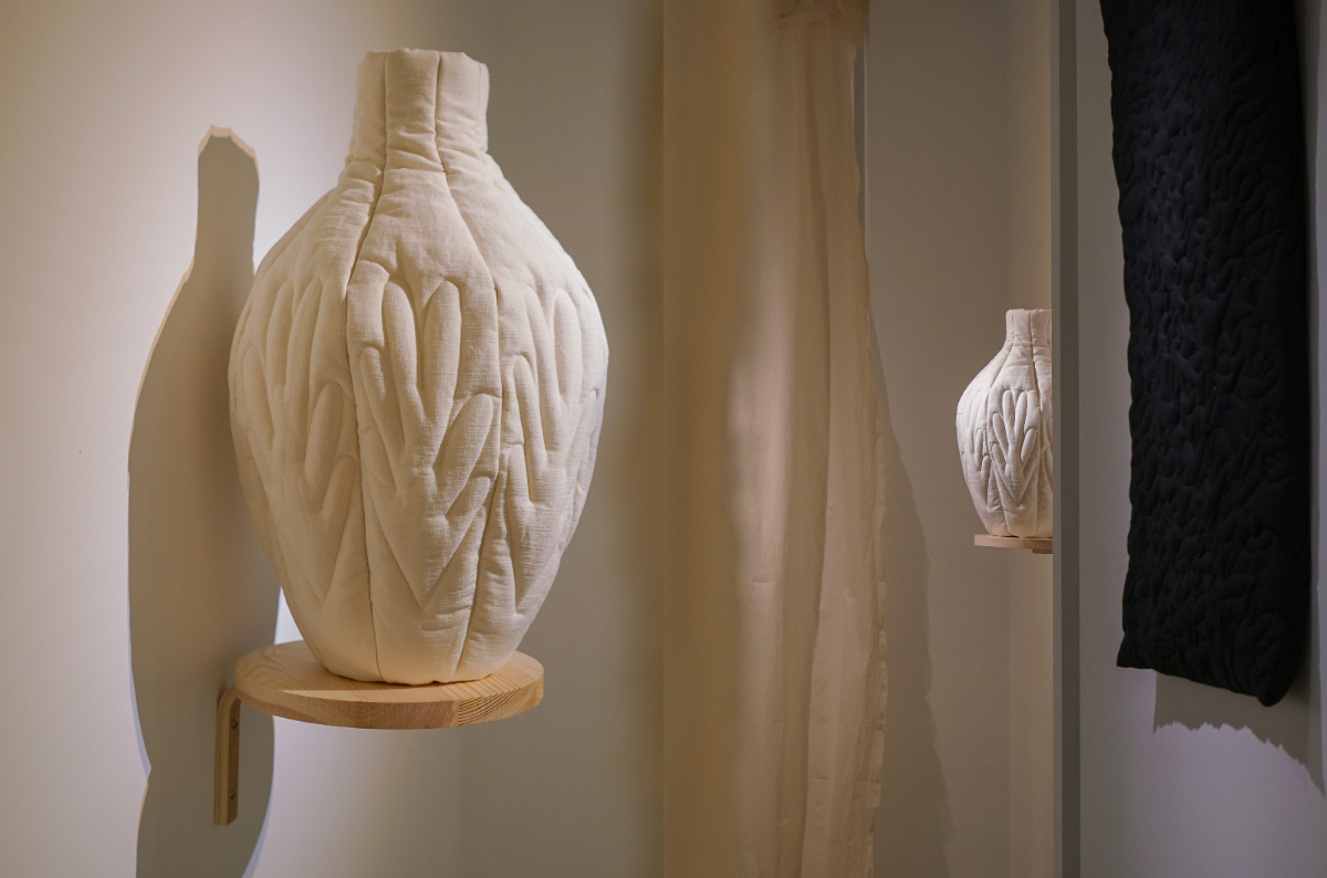 織品藝術家李佳玲個展《想像的房間》，以軟雕塑探問收藏的意義