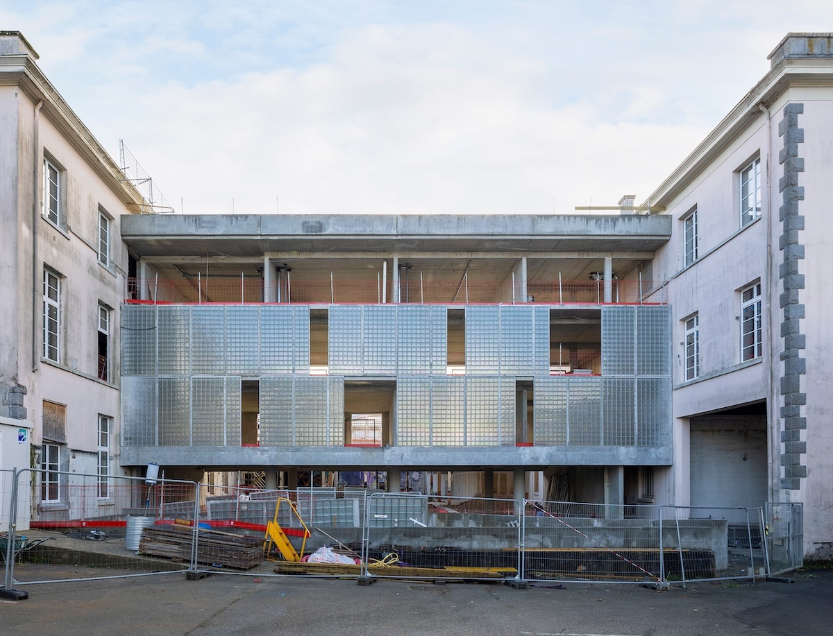 法國百年郵局轉型高齡住宅:昔日配送中心化為社區空間、增建私人陽台,公共建築如何再利用? 法國百年郵局轉型高齡住宅:昔日配送中心化為社區空間、增建私人陽台,公共建築如何再利用?