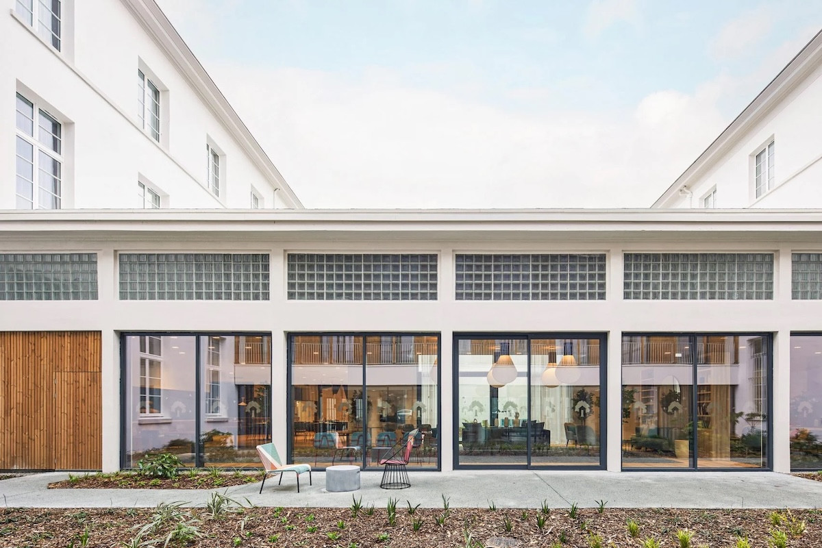 法國百年郵局轉型高齡住宅:昔日配送中心化為社區空間、增建私人陽台,公共建築如何再利用? 法國百年郵局轉型高齡住宅:昔日配送中心化為社區空間、增建私人陽台,公共建築如何再利用?