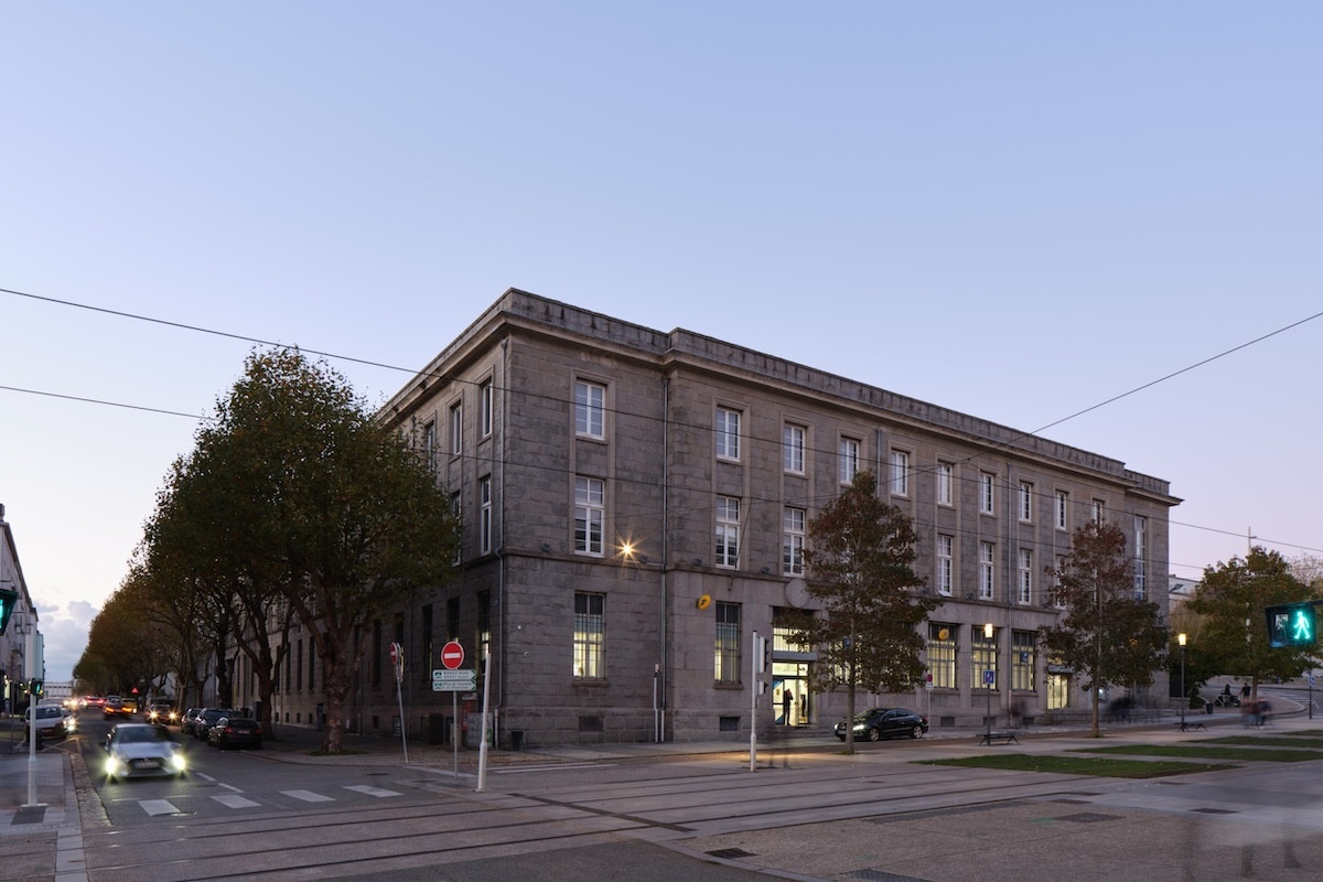 法國百年郵局轉型高齡住宅:昔日配送中心化為社區空間、增建私人陽台,公共建築如何再利用? 法國百年郵局轉型高齡住宅:昔日配送中心化為社區空間、增建私人陽台,公共建築如何再利用?
