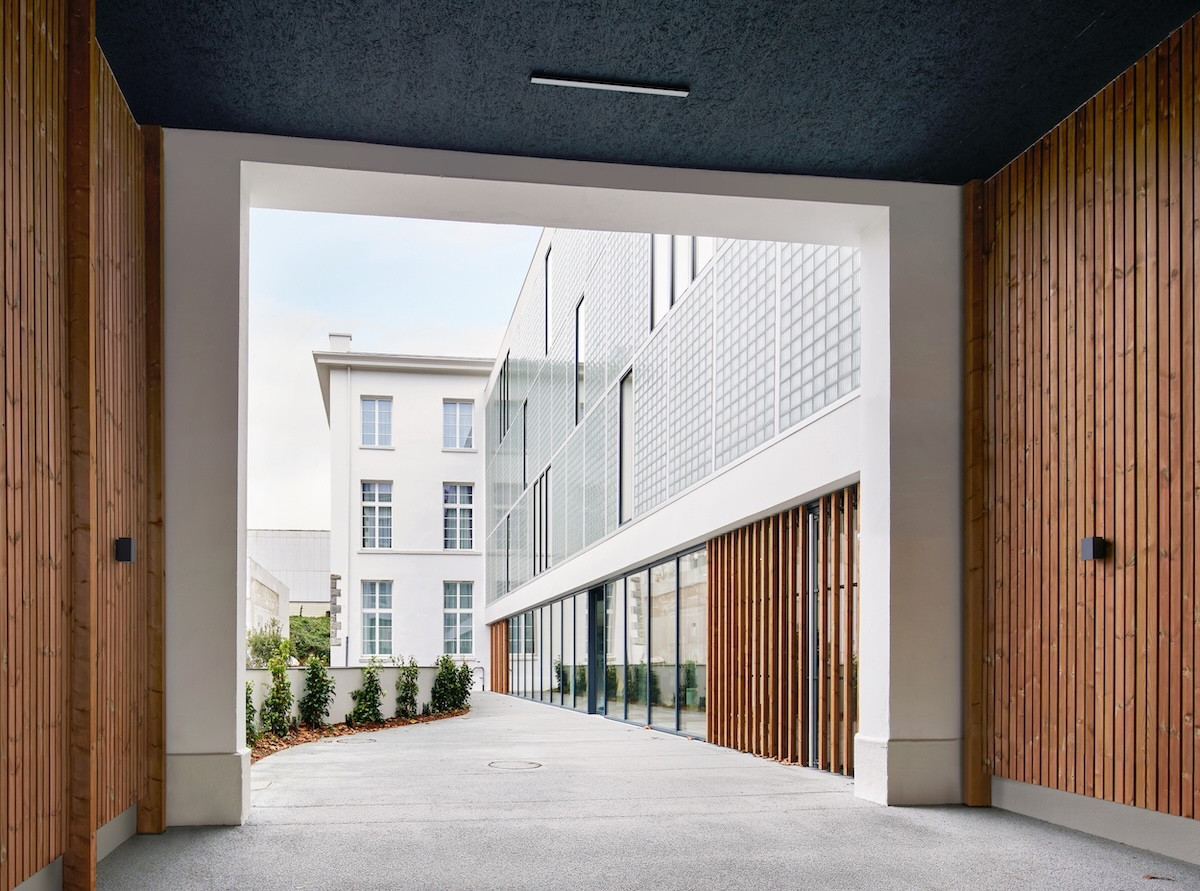 法國百年郵局轉型高齡住宅:昔日配送中心化為社區空間、增建私人陽台,公共建築如何再利用? 法國百年郵局轉型高齡住宅:昔日配送中心化為社區空間、增建私人陽台,公共建築如何再利用?