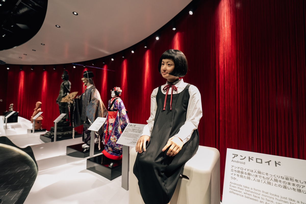 「Future of Life」第1個展間,展示了「猴子」到「女學生」等各式機器人。(攝影:蔡耀徴) 「Future of Life」第1個展間,展示了「猴子」到「女學生」等各式機器人。(攝影:蔡耀徴)