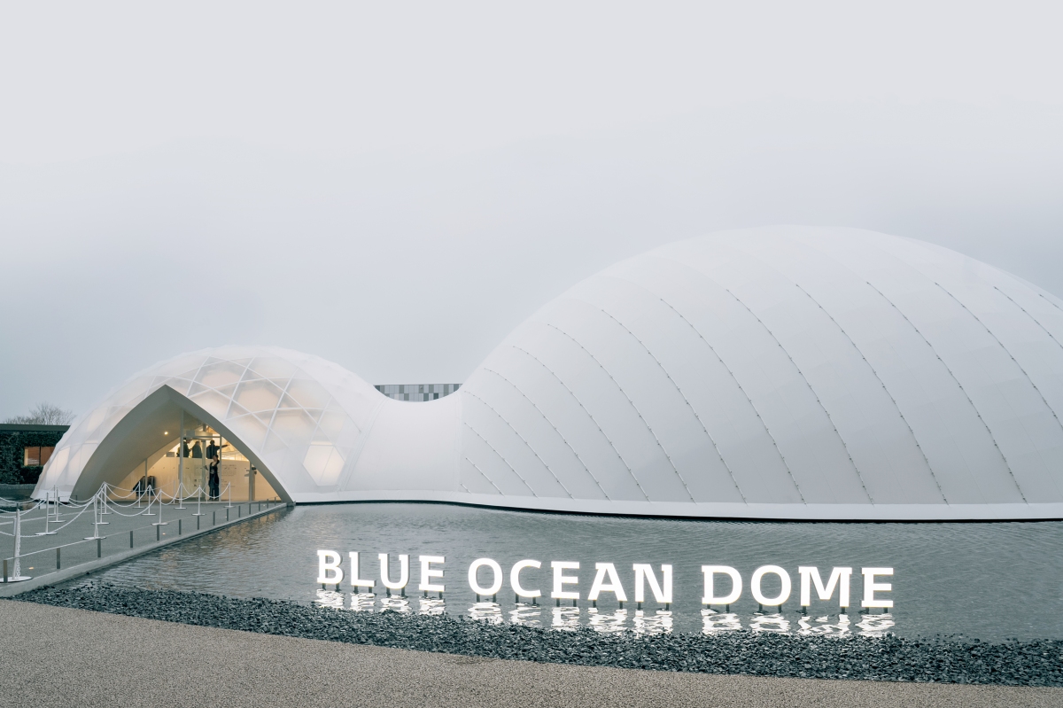 「BLUE OCEAN DOME」純白外觀會映照出天空色彩,甚至與天空融在一起。(攝影:蔡耀徴) 「BLUE OCEAN DOME」純白外觀會映照出天空色彩,甚至與天空融在一起。(攝影:蔡耀徴)