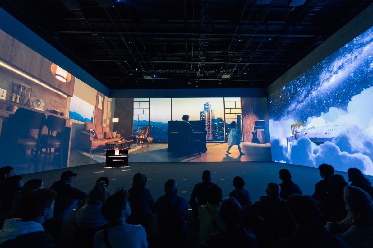 「韓國館」第3個展間,影片講述科技與情感的聯繫。(攝影:蔡耀徴) 「韓國館」第3個展間,影片講述科技與情感的聯繫。(攝影:蔡耀徴)
