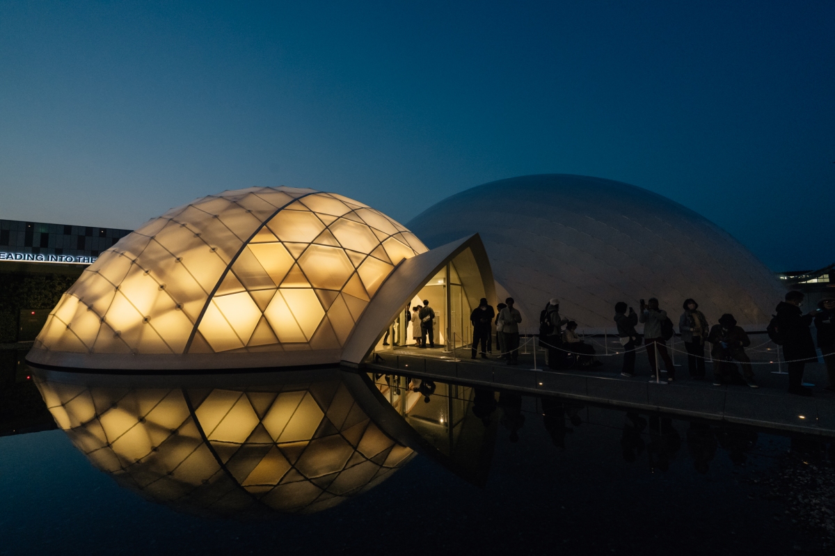 「BLUE OCEAN DOME」在夜晚打燈後,更顯露出圓頂結構。(攝影:蔡耀徴) 「BLUE OCEAN DOME」在夜晚打燈後,更顯露出圓頂結構。(攝影:蔡耀徴)