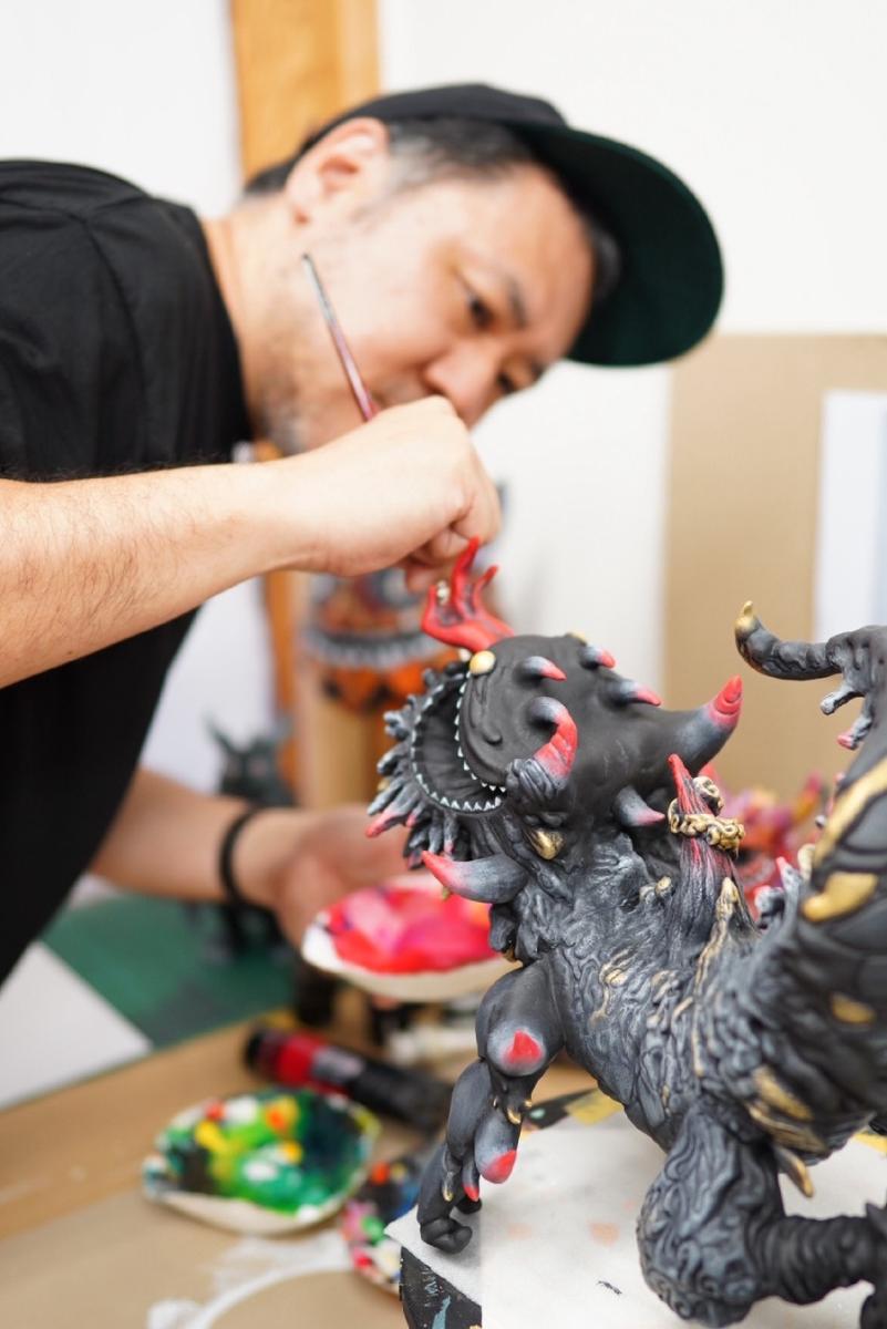 東京藝術家T9G及其作品。(圖片提供:THEiCON) 東京藝術家T9G及其作品。(圖片提供:THEiCON)