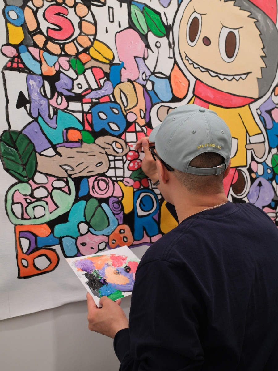 香港藝術家龍家昇及其作品。(圖片提供:THEiCON) 香港藝術家龍家昇及其作品。(圖片提供:THEiCON)