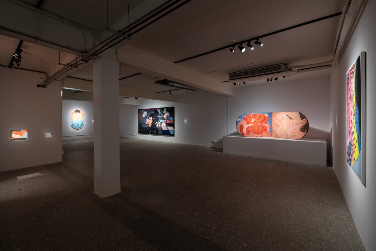 展場照,圖片中央為范揚宗的作品《夜店系列1-1》,圖左右為曾建穎系列作品。(圖片提供:臺灣當代文化實驗場提供、攝影:片子國際呂國瑋) 展場照,圖片中央為范揚宗的作品《夜店系列1-1》,圖左右為曾建穎系列作品。(圖片提供:臺灣當代文化實驗場提供、攝影:片子國際呂國瑋)