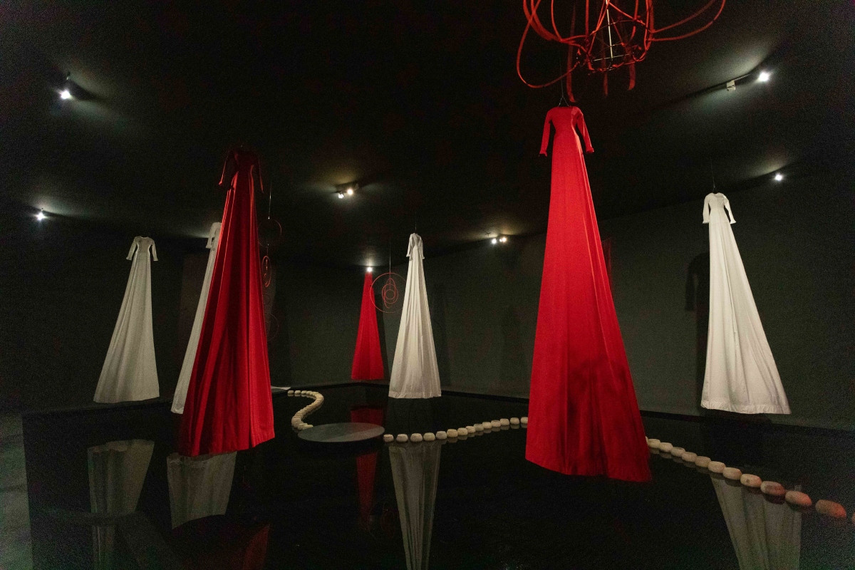 〈多重現實〉,塩田千春,2025,綜合材料,尺寸可變。Multiple Realities, Chiharu Shiota, 2025, Mixed media, Dimensions variable.(圖片提供:紅磚美術館) 〈多重現實〉,塩田千春,2025,綜合材料,尺寸可變。Multiple Realities, Chiharu Shiota, 2025, Mixed media, Dimensions variable.(圖片提供:紅磚美術館)