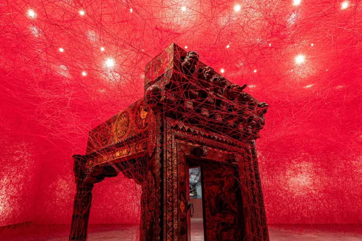 〈通往靜寂之門〉,塩田千春,2025,古董門廊、紅毛線,尺寸可變。Gateway to Silence, Chiharu Shiota, 2025, Antique porch, red wool, Dimensions variable.(圖片提供:紅磚美術館) 〈通往靜寂之門〉,塩田千春,2025,古董門廊、紅毛線,尺寸可變。Gateway to Silence, Chiharu Shiota, 2025, Antique porch, red wool, Dimensions variable.(圖片提供:紅磚美術館)