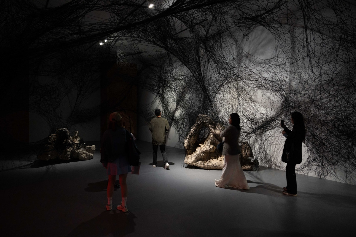 〈時間的回響〉,塩田千春,2025,黑毛線、石頭,尺寸可變。Echoes of Time, Chiharu Shiota, 2025, Black yarn, rock, Dimensions variable.(圖片提供:紅磚美術館) 〈時間的回響〉,塩田千春,2025,黑毛線、石頭,尺寸可變。Echoes of Time, Chiharu Shiota, 2025, Black yarn, rock, Dimensions variable.(圖片提供:紅磚美術館)