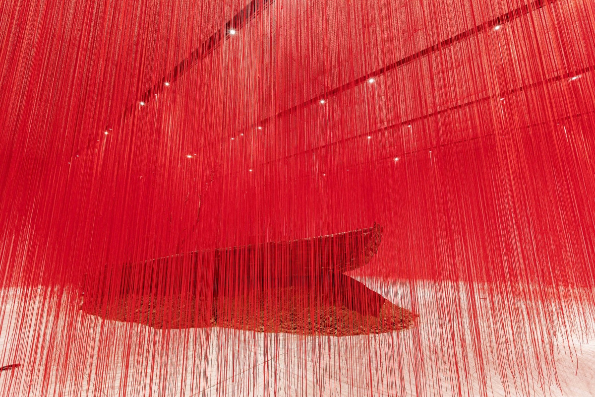 〈生根的記憶〉,塩田千春,2025,紅繩、木船、土壤,尺寸可變。Rooted Memories, Chiharu Shiota, 2025, Red rope, boat, earth, Dimensions variable.(圖片提供:紅磚美術館) 〈生根的記憶〉,塩田千春,2025,紅繩、木船、土壤,尺寸可變。Rooted Memories, Chiharu Shiota, 2025, Red rope, boat, earth, Dimensions variable.(圖片提供:紅磚美術館)