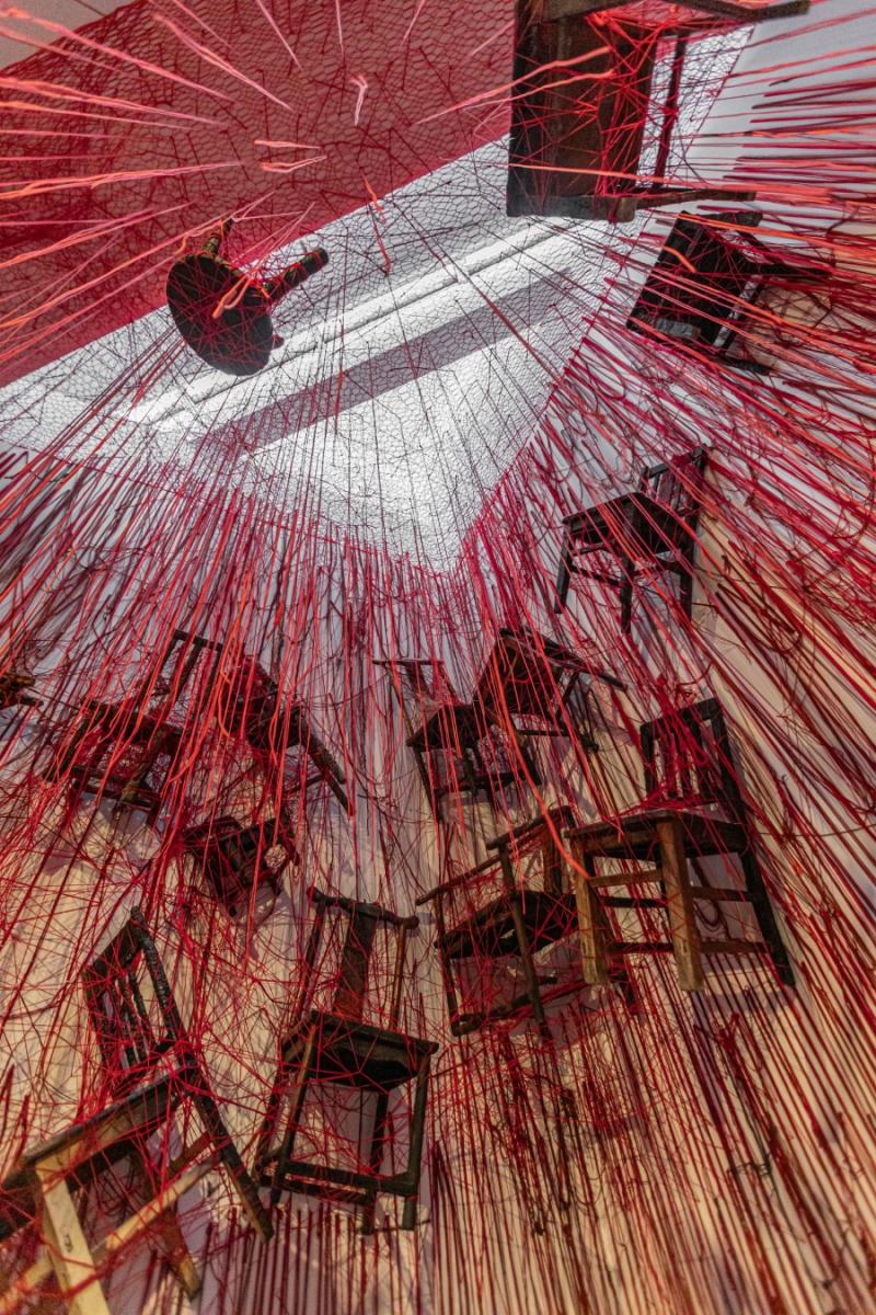 〈灰燼中的聯繫〉,塩田千春,2025,綜合材料,尺寸可變。Connections in Ashes, Chiharu Shiota, 2025, Mixed media, Dimensions variable.(圖片提供:紅磚美術館) 〈灰燼中的聯繫〉,塩田千春,2025,綜合材料,尺寸可變。Connections in Ashes, Chiharu Shiota, 2025, Mixed media, Dimensions variable.(圖片提供:紅磚美術館)