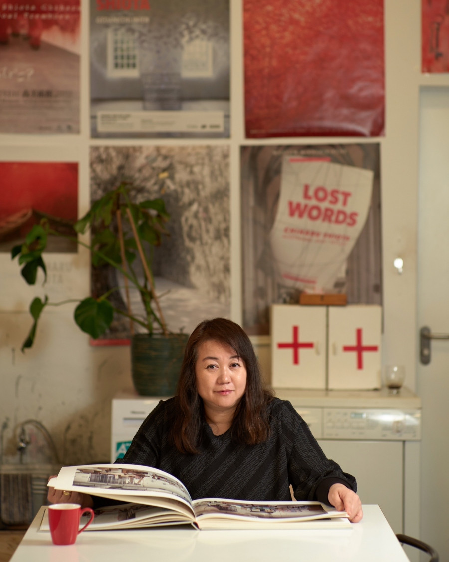 (圖片提供:紅磚美術館,藝術家肖像 Photo by Sunhi Mang, ©VG Bild-Kunst, Bonn, 2025 and Chiharu Shiota) (圖片提供:紅磚美術館,藝術家肖像 Photo by Sunhi Mang, ©VG Bild-Kunst, Bonn, 2025 and Chiharu Shiota)
