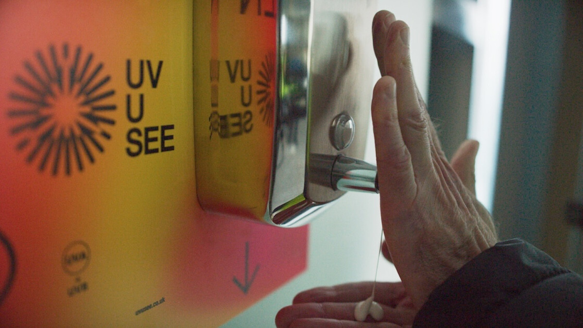 用設計巧思揭露看不見的工地危機:「UV-U-SEE」計劃推出紫外線感測背心,讓建築工人隨時加強防曬 用設計巧思揭露看不見的工地危機:「UV-U-SEE」計劃推出紫外線感測背心,讓建築工人隨時加強防曬