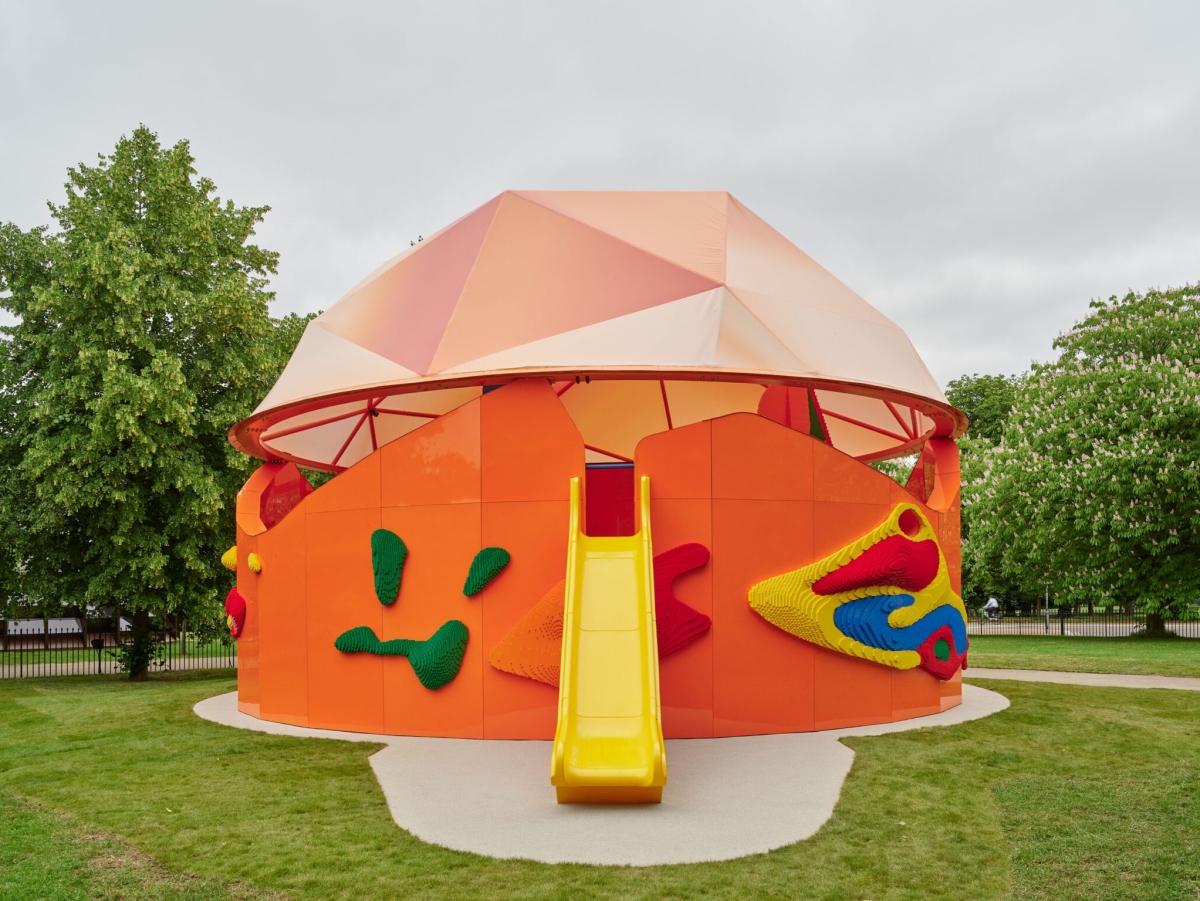 由Peter Cook設計的Play Pavilion,於6月11日「世界遊戲日(World Play Day)」正式揭幕。(圖片來源:Serpentine、攝影:Andy Stagg) 由Peter Cook設計的Play Pavilion,於6月11日「世界遊戲日(World Play Day)」正式揭幕。(圖片來源:Serpentine、攝影:Andy Stagg)