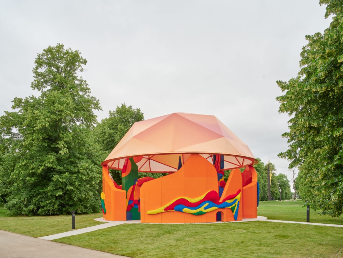 Play Pavilion以吸睛的亮橘色外觀佇立於綠意公園之中。(圖片來源:Serpentine、攝影:Andy Stagg) Play Pavilion以吸睛的亮橘色外觀佇立於綠意公園之中。(圖片來源:Serpentine、攝影:Andy Stagg)