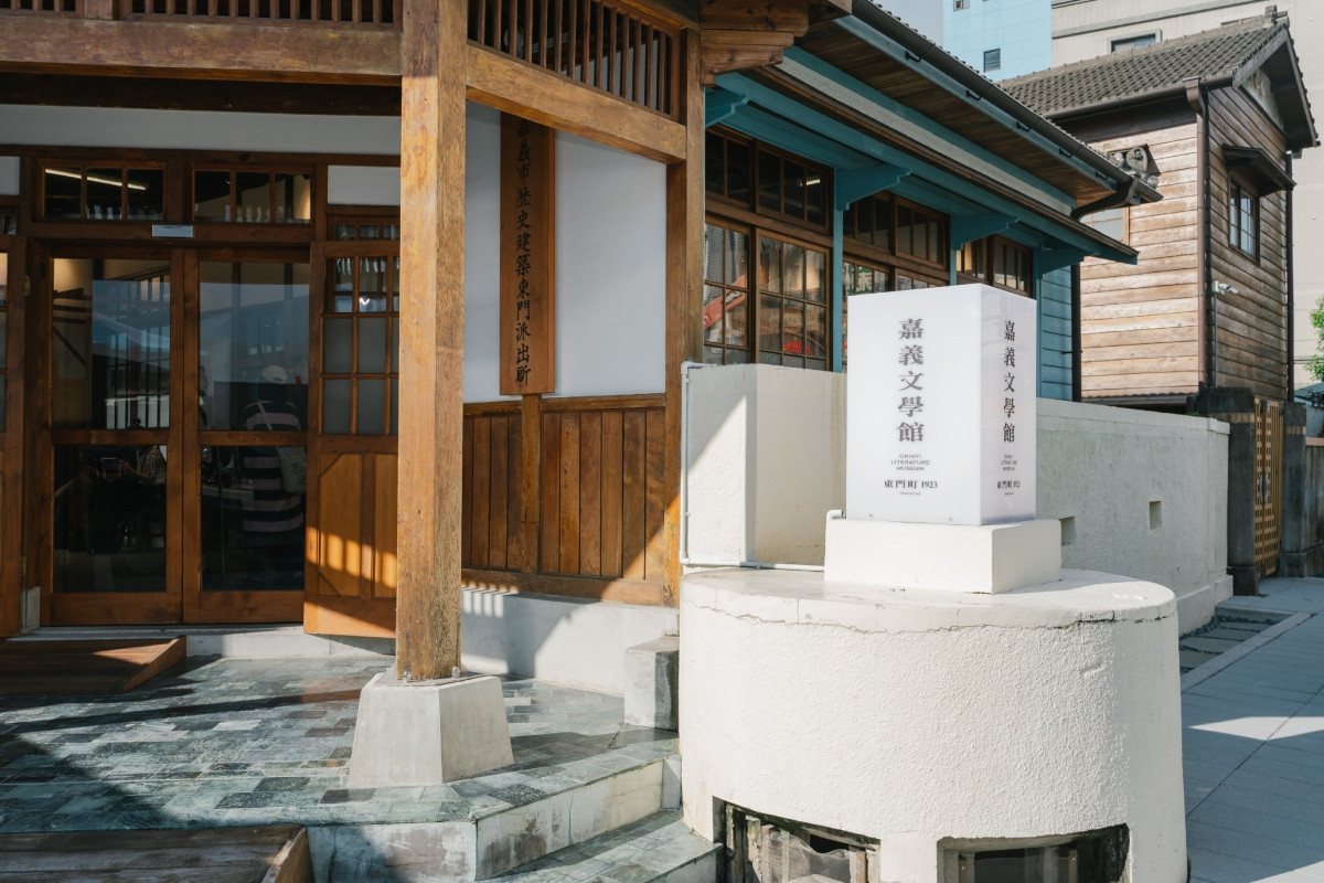 「嘉義文學館:東門町1923」立基於當地百年建築,承淵遠流長的文學脈絡,啟未來發展的更多可能。(圖片提供:平凡製作) 「嘉義文學館:東門町1923」立基於當地百年建築,承淵遠流長的文學脈絡,啟未來發展的更多可能。(圖片提供:平凡製作)