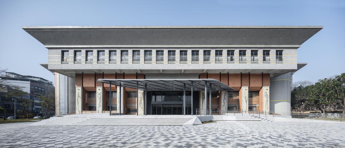 新竹市體育館雨庇及館前廣場之增生外推雨庇。 新竹市體育館雨庇及館前廣場之增生外推雨庇。
