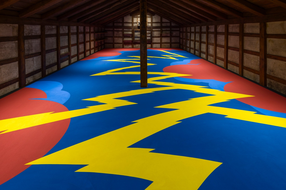 GO FOR KOGEI 2024,館鼻則孝作品〈Descending Painting “Unryu-zu”〉。(圖片來源:GO FOR KOGEI/攝影:Watanabe Osamu) GO FOR KOGEI 2024,館鼻則孝作品〈Descending Painting “Unryu-zu”〉。(圖片來源:GO FOR KOGEI/攝影:Watanabe Osamu)