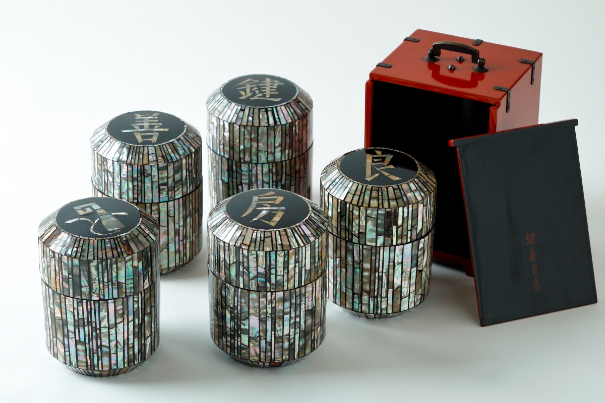 《民藝百年:京都的生活美學傳承》展品「螺鈿葛切用器具」。(圖片來源:京都市京瓷美術館/撮影:伊藤信) 《民藝百年:京都的生活美學傳承》展品「螺鈿葛切用器具」。(圖片來源:京都市京瓷美術館/撮影:伊藤信)