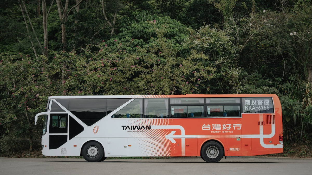 「台灣好行3.0」品牌識別設計亮點!候車亭屋頂融地方特色,暖橘浪潮躍上車體 「台灣好行3.0」品牌識別設計亮點!候車亭屋頂融地方特色,暖橘浪潮躍上車體