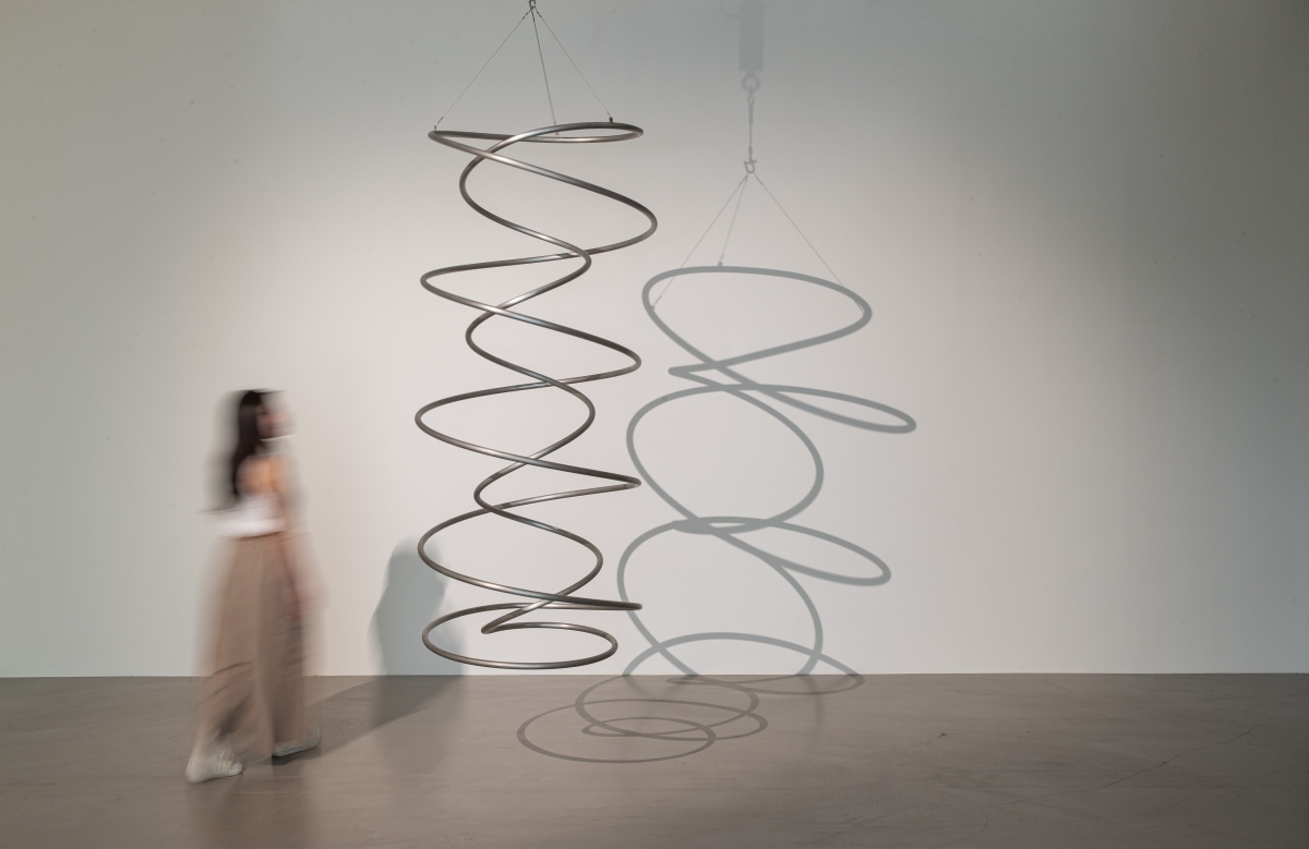 奧拉弗・埃利亞松,《雙螺旋》,2001。圖片攝影/提供:臺北市立美術館,2025;作品由藝術家;柏林neugerriemschneider;紐約/洛杉磯Tanya Bonakdar Gallery提供。© 2001 奧拉弗・埃利亞松 奧拉弗・埃利亞松,《雙螺旋》,2001。圖片攝影/提供:臺北市立美術館,2025;作品由藝術家;柏林neugerriemschneider;紐約/洛杉磯Tanya Bonakdar Gallery提供。© 2001 奧拉弗・埃利亞松