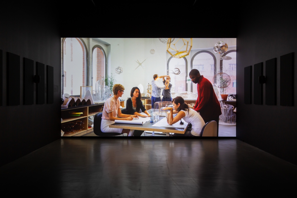 奧拉弗・埃利亞松,《動作顯微鏡》,2011。圖片攝影/提供:臺北市立美術館,2025;作品由藝術家;柏林neugerriemschneider;紐約/洛杉磯Tanya Bonakdar Gallery提供。© 2011 奧拉弗・埃利亞松 奧拉弗・埃利亞松,《動作顯微鏡》,2011。圖片攝影/提供:臺北市立美術館,2025;作品由藝術家;柏林neugerriemschneider;紐約/洛杉磯Tanya Bonakdar Gallery提供。© 2011 奧拉弗・埃利亞松