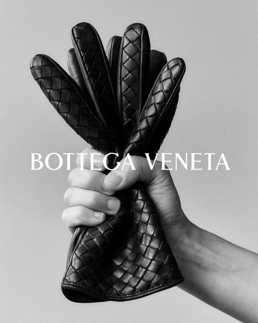 此幀影像致敬Bottega Veneta 1995年經典廣告,使「編織」從此作為品牌識別深刻人心。(圖片提供:Bottega Veneta) 此幀影像致敬Bottega Veneta 1995年經典廣告,使「編織」從此作為品牌識別深刻人心。(圖片提供:Bottega Veneta)