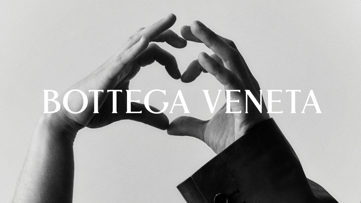 作為新晉品牌大使,劉俊謙另有一幀與Bottega Veneta工匠一人出一隻手組成的心形手勢,跨越語言詮釋無邊界的愛。(圖片提供:Bottega Veneta) 作為新晉品牌大使,劉俊謙另有一幀與Bottega Veneta工匠一人出一隻手組成的心形手勢,跨越語言詮釋無邊界的愛。(圖片提供:Bottega Veneta)
