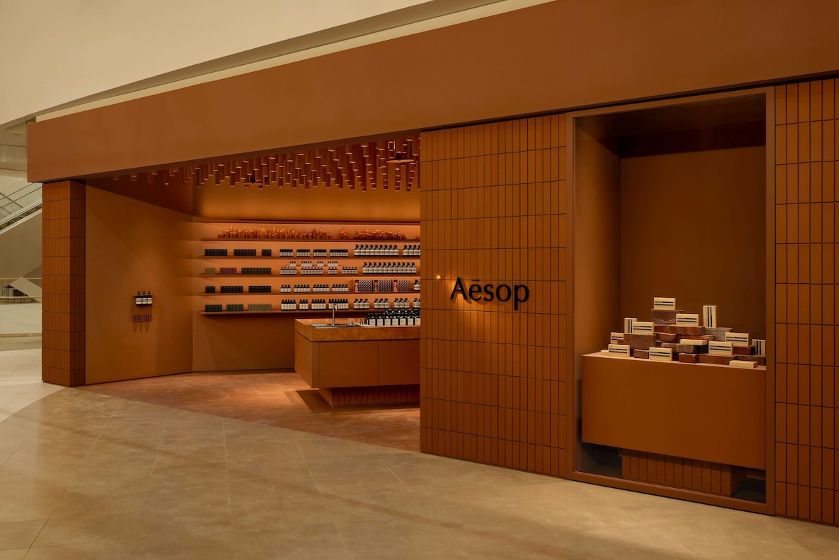 Aesop南港LaLaport店空間設計!融入在地製磚歷史,用陶磚築起感官庇護所 Aesop南港LaLaport店空間設計!融入在地製磚歷史,用陶磚築起感官庇護所