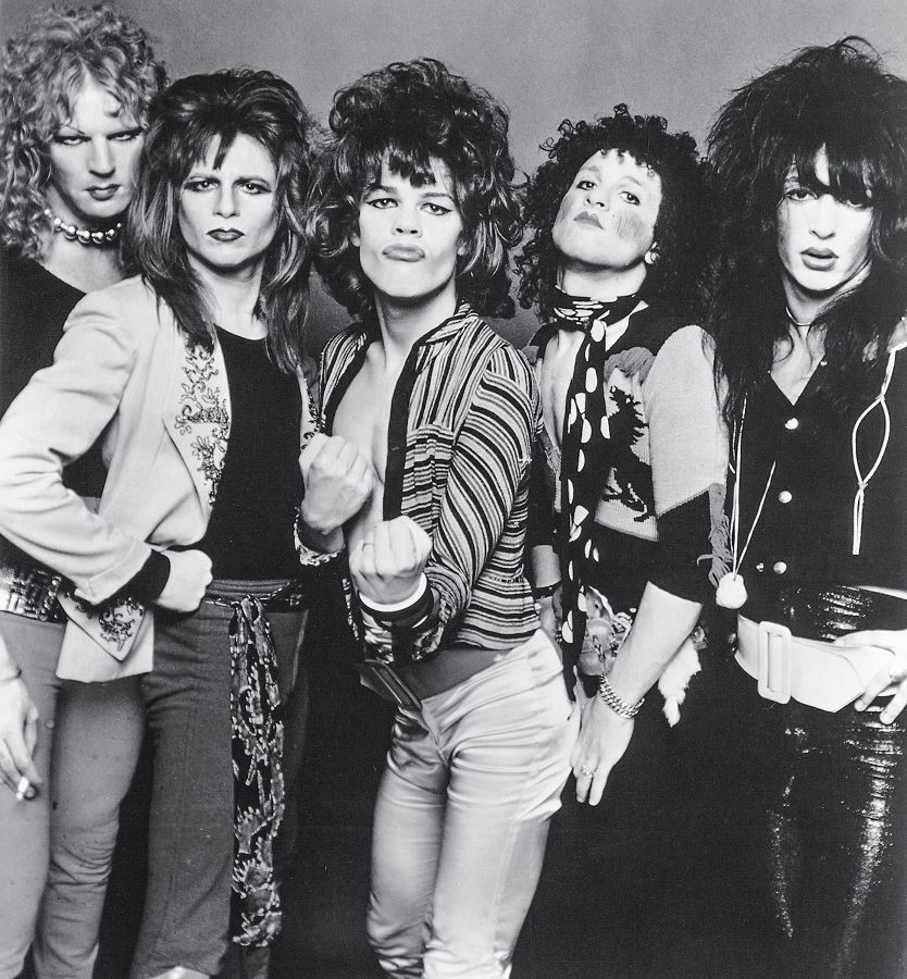 紐約娃娃樂團(New York Dolls ),1970年左右。(圖片來源:《時尚單品全圖鑑:78件經典穿搭設計與百年時尚傳奇》) 紐約娃娃樂團(New York Dolls ),1970年左右。(圖片來源:《時尚單品全圖鑑:78件經典穿搭設計與百年時尚傳奇》)