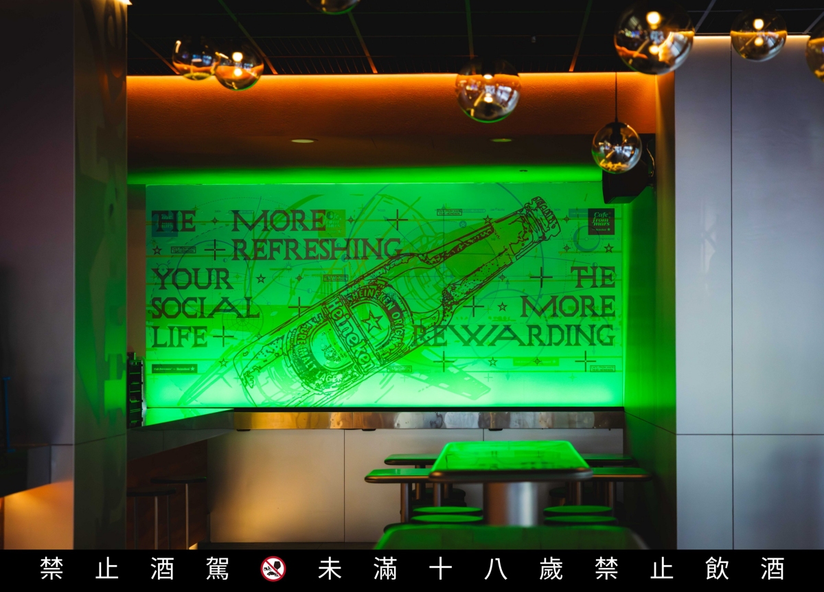 海尼根品牌概念店的牆面會隨著燈色變換各種宇宙圖像的光原色牆。(圖片提供:海尼根) 海尼根品牌概念店的牆面會隨著燈色變換各種宇宙圖像的光原色牆。(圖片提供:海尼根)
