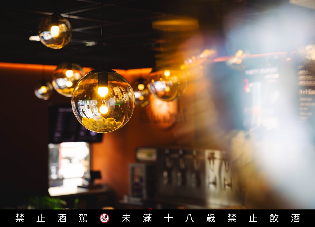 走進海尼根品牌概念店,天花板懸掛著象徵啤酒靈感的裝置藝術,啤酒花如靈感泡泡般在空氣中飄浮。(圖片提供:海尼根) 走進海尼根品牌概念店,天花板懸掛著象徵啤酒靈感的裝置藝術,啤酒花如靈感泡泡般在空氣中飄浮。(圖片提供:海尼根)