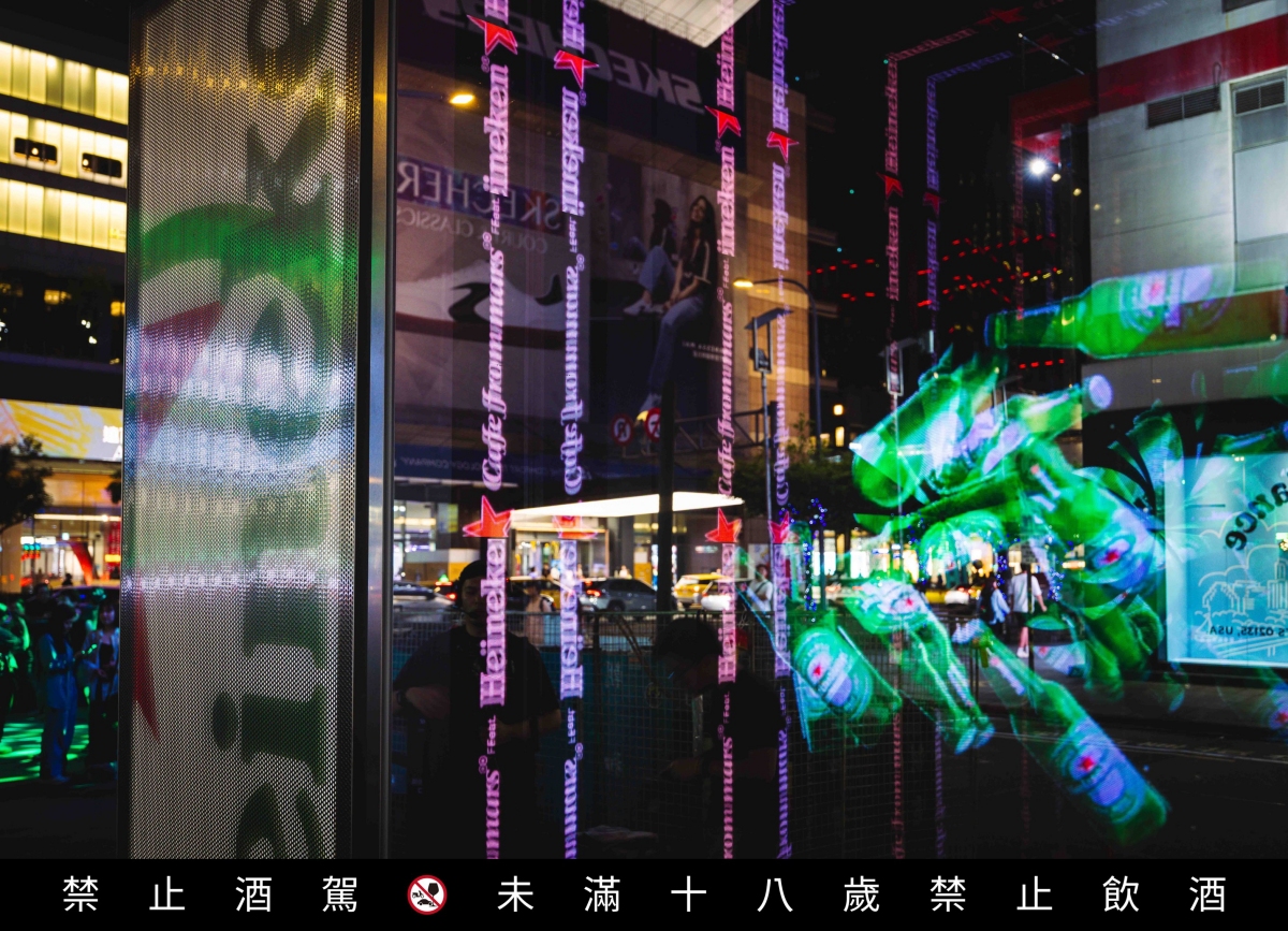 海尼根品牌概念店入口處的無限鏡裝置投影出標誌性的海尼根酒瓶與太空船。(圖片提供:海尼根) 海尼根品牌概念店入口處的無限鏡裝置投影出標誌性的海尼根酒瓶與太空船。(圖片提供:海尼根)
