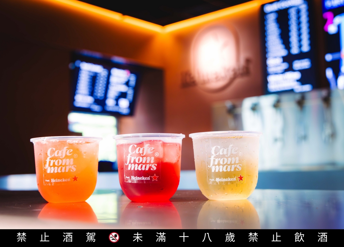 為了這次全台首間品牌概念店,火星咖啡海尼根概念店打造了三款限定特調,用創意風味翻玩海尼根,左至右分別為阿瑞斯、馬爾斯、曼伽羅。(圖片提供:海尼根) 為了這次全台首間品牌概念店,火星咖啡海尼根概念店打造了三款限定特調,用創意風味翻玩海尼根,左至右分別為阿瑞斯、馬爾斯、曼伽羅。(圖片提供:海尼根)