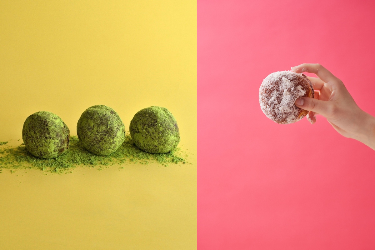 I’m donut?以獨創「生甜甜圈」口感與多款創意口味,顛覆了大眾對甜甜圈的想像。左為抹茶口味、右為原味。(圖片提供:富錦樹) I’m donut?以獨創「生甜甜圈」口感與多款創意口味,顛覆了大眾對甜甜圈的想像。左為抹茶口味、右為原味。(圖片提供:富錦樹)