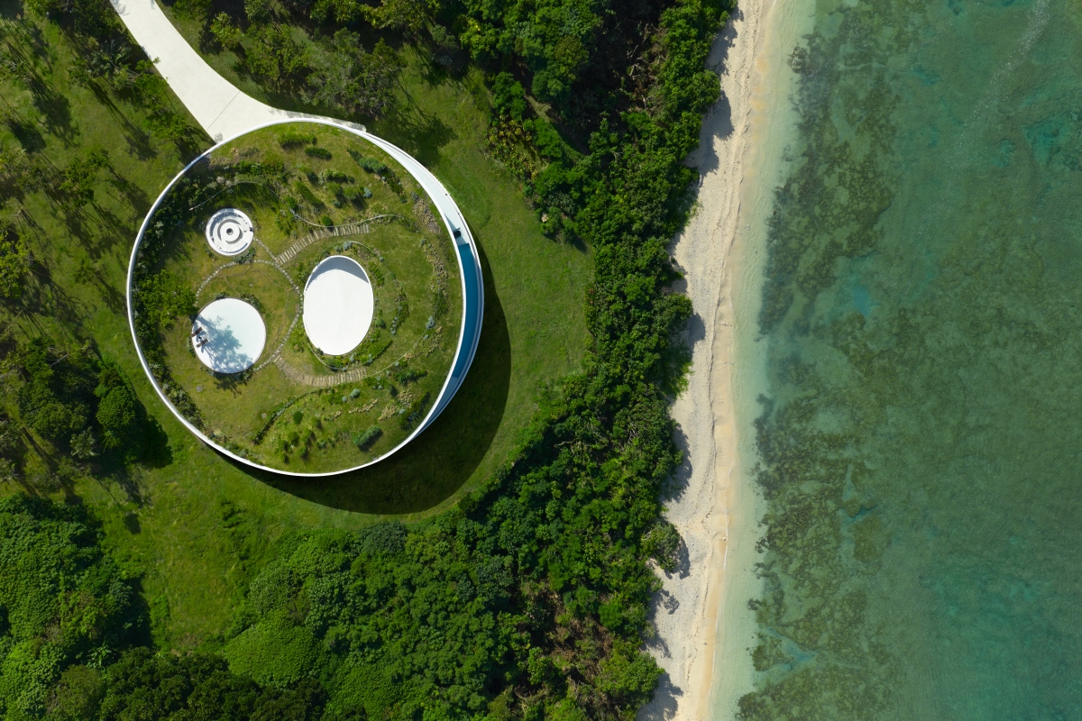 NOT A HOTEL ISHIGAKI「EARTH」距離新石垣機場僅約11分鐘車程,交通便利。(圖片來源:NOT A HOTEL、攝影:Newcolor inc.) NOT A HOTEL ISHIGAKI「EARTH」距離新石垣機場僅約11分鐘車程,交通便利。(圖片來源:NOT A HOTEL、攝影:Newcolor inc.)