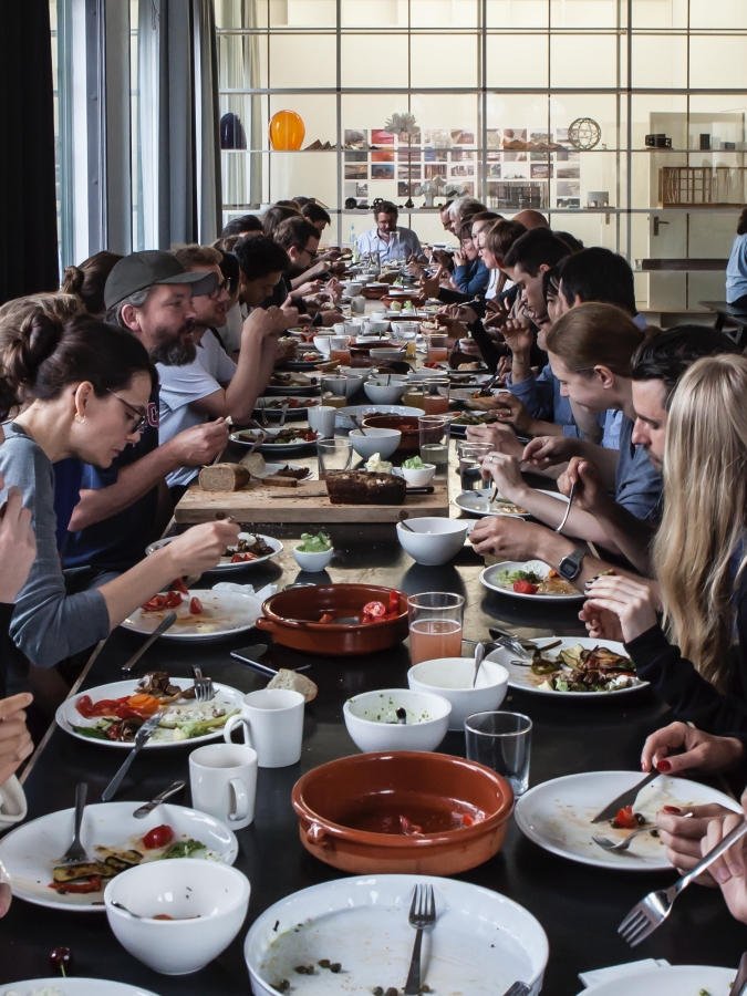 2017年,Studio Olafur Eliasson Kitchen用餐。 2017年,Studio Olafur Eliasson Kitchen用餐。
