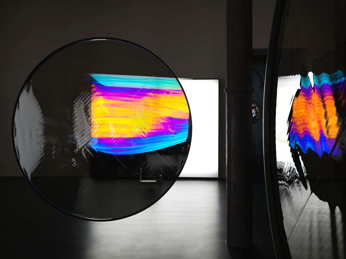 Olafur近年的偏光鏡實驗便是2025年柏林neugerriemschneider個展的主軸。|展出一景:《The lure of looking through a polarised window of opportunities, or seeing a surprise before it's reduced, split, and then further reduced》,neuge Olafur近年的偏光鏡實驗便是2025年柏林neugerriemschneider個展的主軸。|展出一景:《The lure of looking through a polarised window of opportunities, or seeing a surprise before it's reduced, split, and then further reduced》,neuge