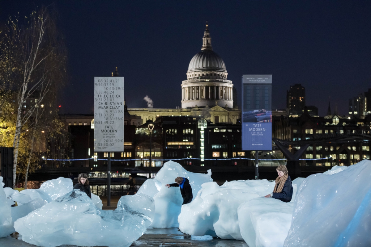 Olafur Eliasson和Minik Rosing〈Ice Watch〉,2014|展出一景:泰德現代美術館外,倫敦,2018|攝影:Justin Sutcliffe|Courtesy of the artist; neugerriemschneider, Berlin; Tanya Bonakdar Gallery, New York / Los Angeles © 2014 Olafur Olafur Eliasson和Minik Rosing〈Ice Watch〉,2014|展出一景:泰德現代美術館外,倫敦,2018|攝影:Justin Sutcliffe|Courtesy of the artist; neugerriemschneider, Berlin; Tanya Bonakdar Gallery, New York / Los Angeles © 2014 Olafur