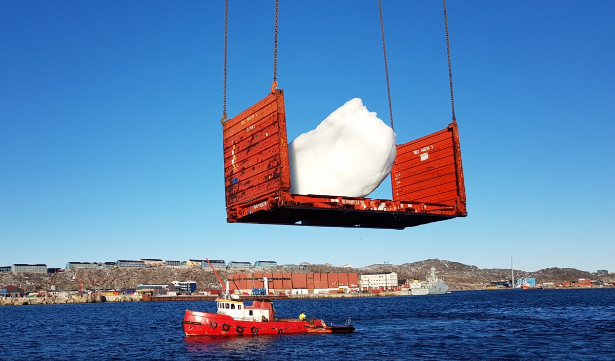 2015年為製作《Ice Watch》系列巴黎的展出,在格陵蘭Nuup Kangerlua採集冰塊。(攝影◎Kuupik V. Kleist/KVK Consult © 2018 Olafur Eliasson) 2015年為製作《Ice Watch》系列巴黎的展出,在格陵蘭Nuup Kangerlua採集冰塊。(攝影◎Kuupik V. Kleist/KVK Consult © 2018 Olafur Eliasson)